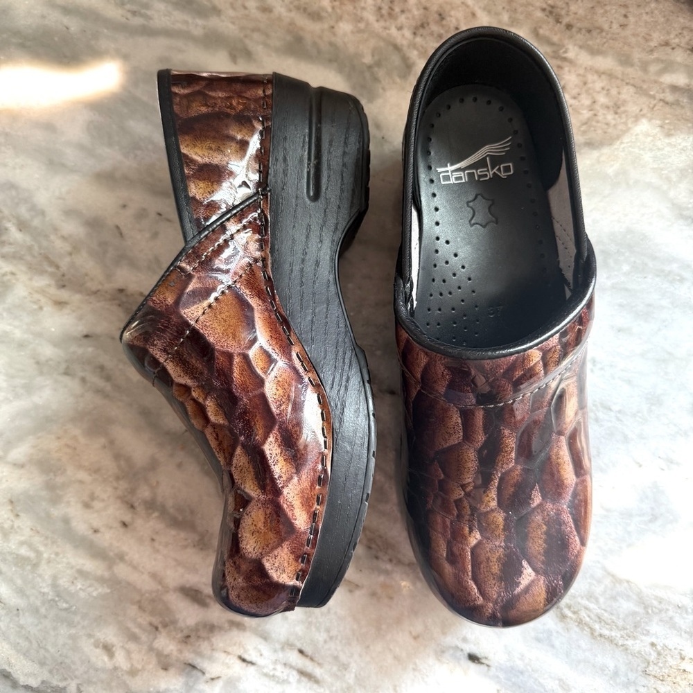 Dansko Brown Embossed Leather Clogs Womens 37 Slip On Comfort‎ Professional